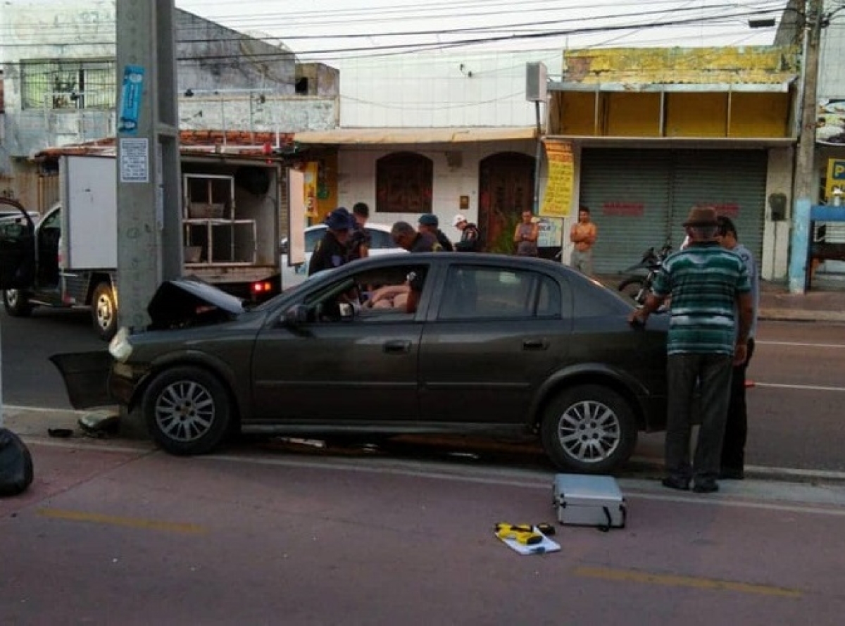 Condutor colide com poste e perde a vida (Foto: Via Xodó News)