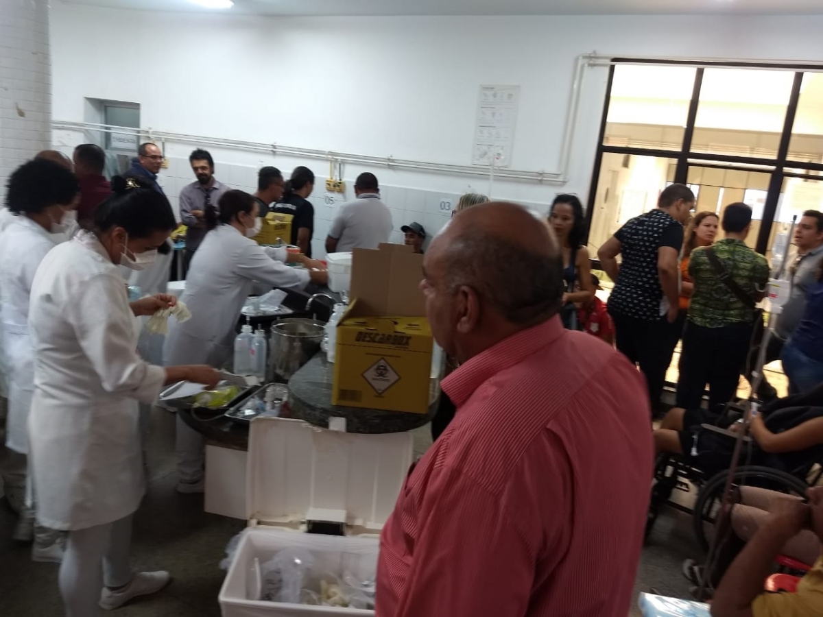 Vereador conversa com servidores, representante da empresa terceirizada e pacientes (Foto: Assessoria Seu Marcos)