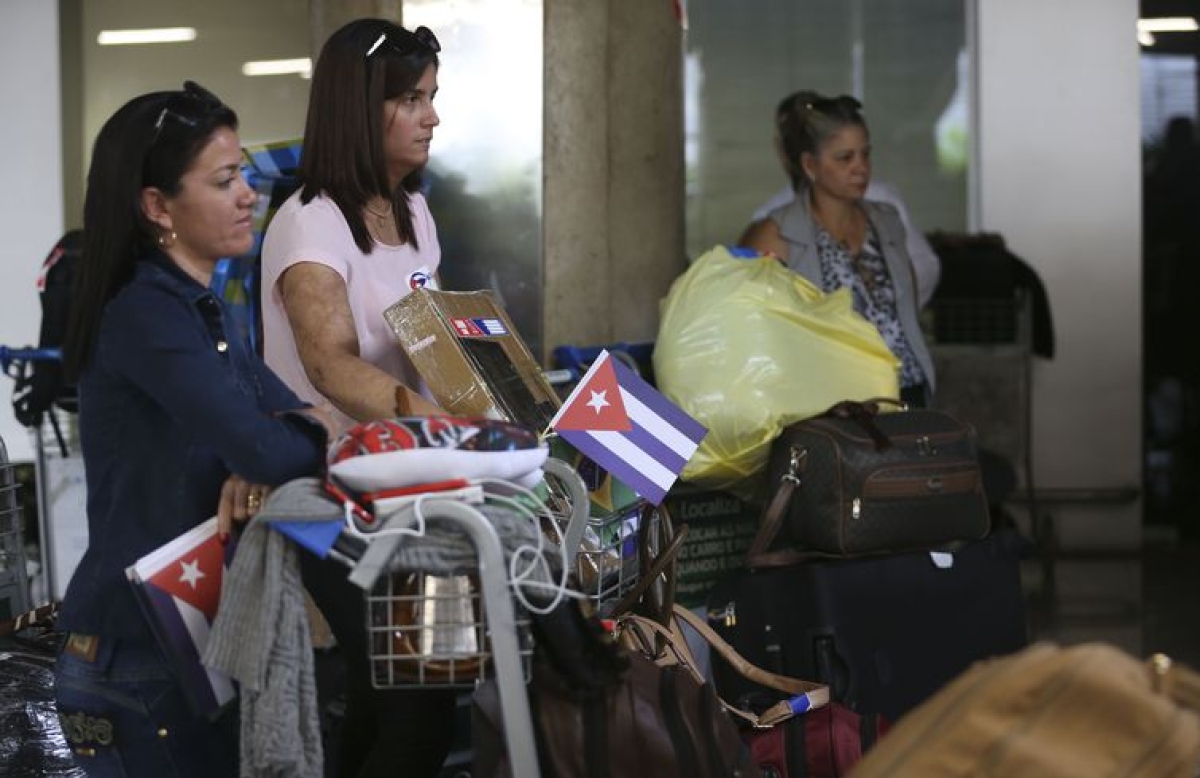 Profissionais cubanos que atuavam no programa Mais Médicos embarcam no Aeroporto Internacional de Brasília rumo a Havana.
Profissionais cubanas do Mais Médicos deixam o Brasil (Foto: Valter Campanato/ Arquivo Agência Brasil)
