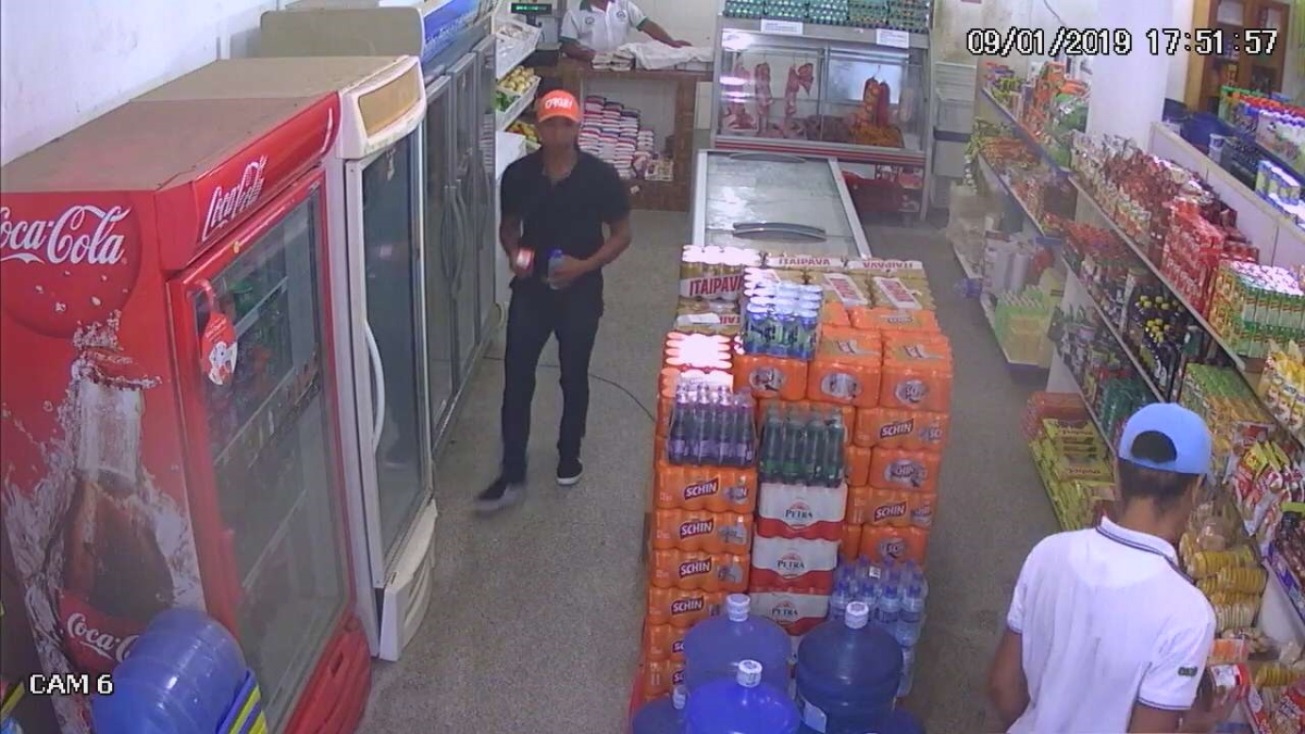 Momento em que os assaltantes transitam na mercearia antes de matar o PM (Foto: Reprodução de vídeo/ SSP/SE)