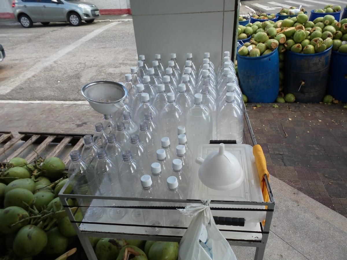 Vigilância Sanitária de Aracaju alerta sobre os cuidados ao comprar água de coco engarrafada (Foto: SMS/Aracaju)