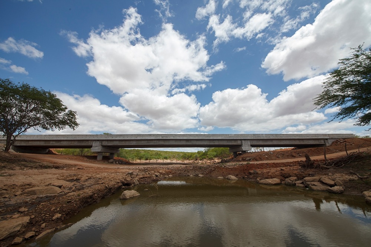 A ponte sobre o Rio Campos Novos chega para contribuir para a mobilidade da região, uma vez que a antiga ponte foi levada pelas águas decorrentes de fortes chuvas em janeiro de 2016, comprometendo, desde então, o acesso dos moradores de alguns povoados à sede do município (Foto: Marco Vieira/ ASN)