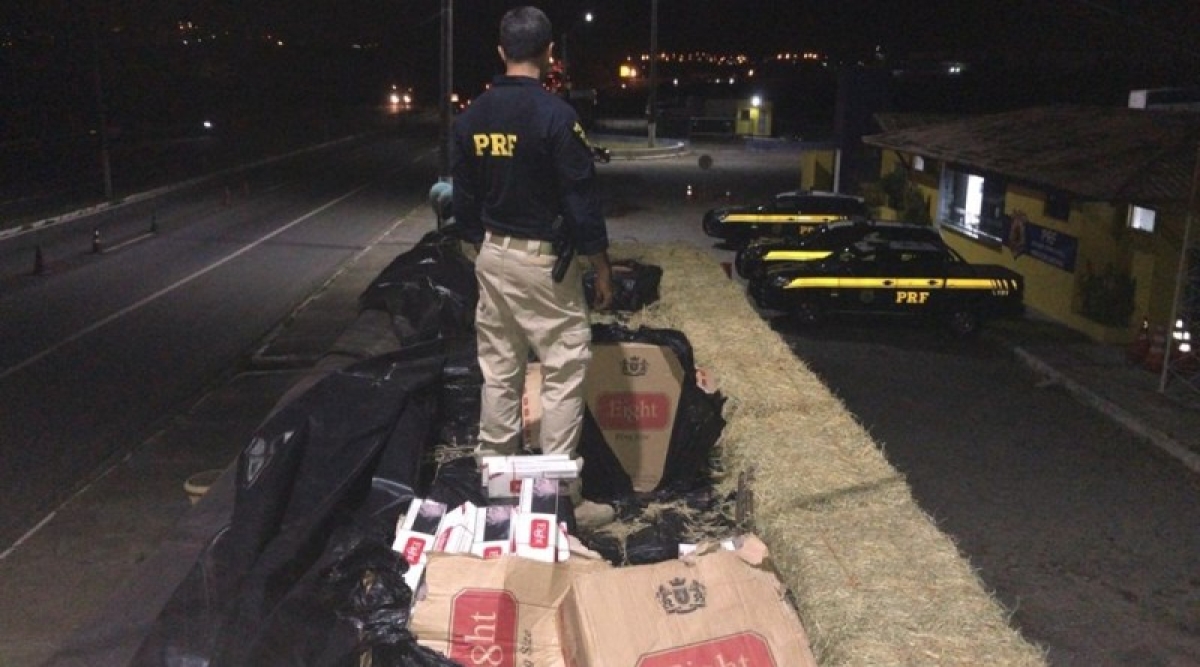 PRF apreende carga de cigarros contrabandeados avaliada em R$ 2,4 milhões (Foto: PRF/SE)