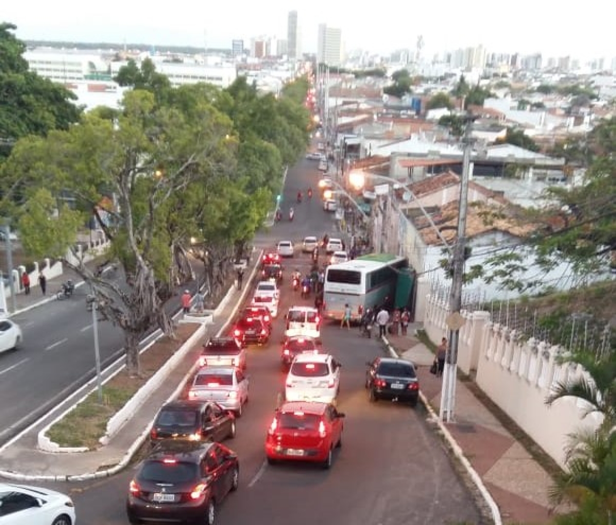 �?nibus desceu a ladeira da Colina Santo Antônio e bateu na casa (Foto: WhatsApp/ Grupo Aracaju Notícias)