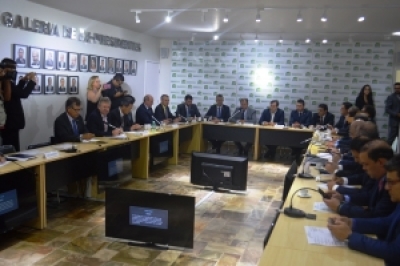 Laércio Oliveira fala sobre Fafen com ministra da Agricultura e presidente da Câmara (Foto: Via Site Laércio Oliveira)