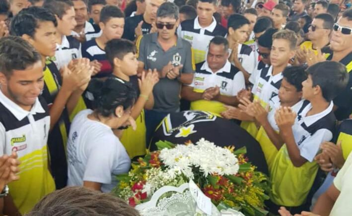 O enterro do atleta ocorreu hoje pela manhã (Foto: Enviada por José Vieira Júnior/ Escolinha Geração Futuro)