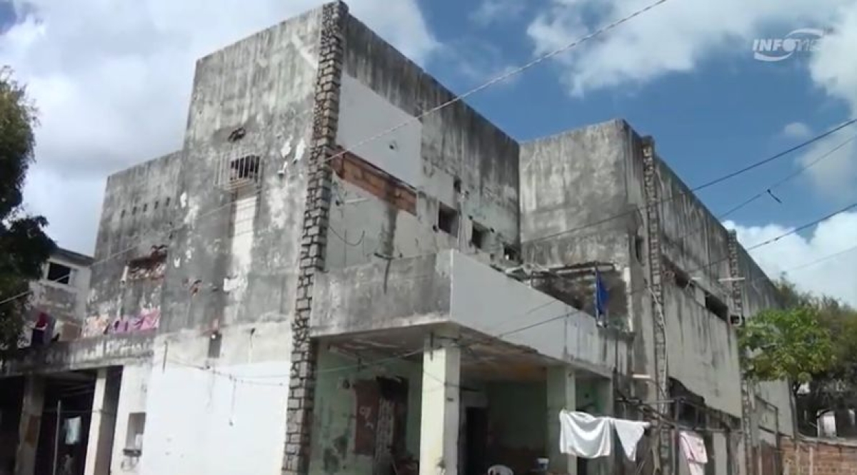 Famílias que ocupam antiga clínica não aceitam morar em galpão (Imagem: Reprodução de vídeo/ YouTube/ Portal Infonet)