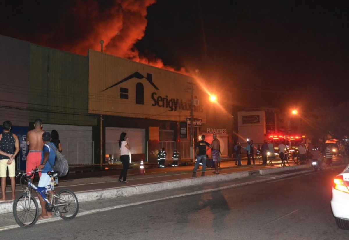 Incêndio atingiu loja na avenida Coelho e Campos (Fotos: Portal Infonet)