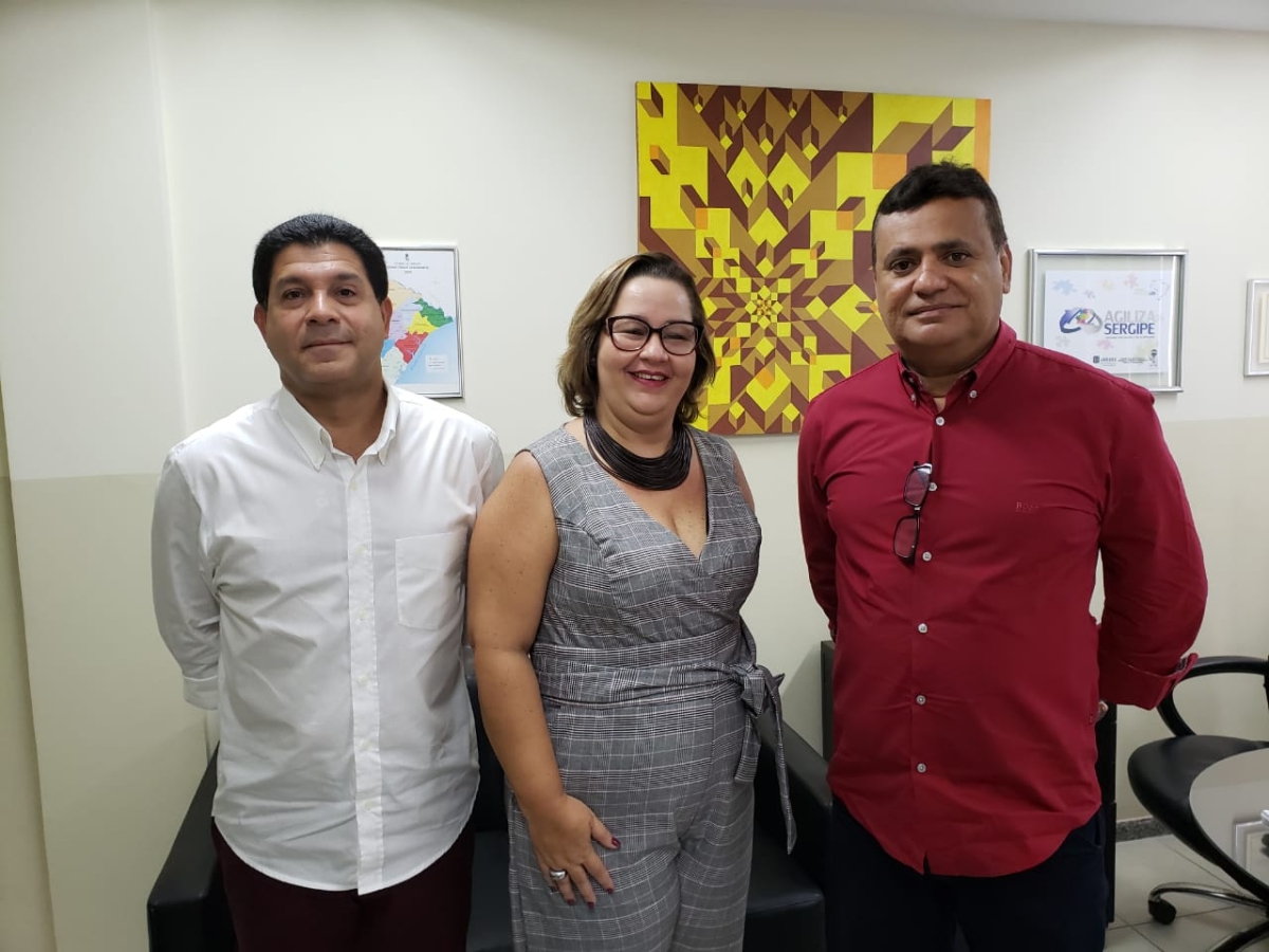 Presidente da Jucese e o presidente da Anoreg-SE, acompanhado de uma membro da instituição, se reuniram nesta segunda-feira para discutir integração (Foto: Jucese)