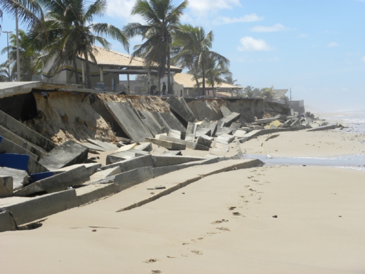 O mar já avançou por algumas vezes levando parte das construções na praia da Caueira (Foto ilustrativa: Arquivo Portal Infonet)