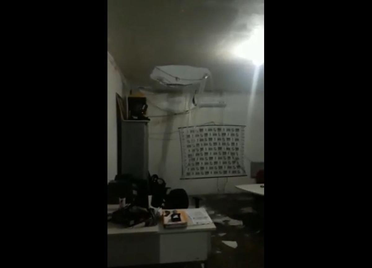 Parte do teto de gesso do Getam desaba após fortes chuvas (Imagem: Reprodução de vídeo/ Portal Infonet)