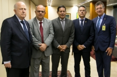 Laércio Oliveira discute com Mourão a importância da reabertura da Fafen (Foto: Romério Cunha/ VPR)