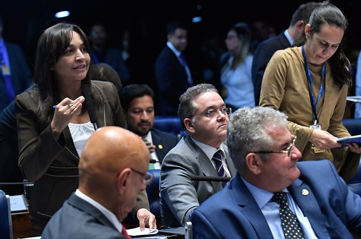 Senadores pelo Maranhão, Eliziane Gama e Roberto Rocha (ao seu lado, sentado) testemunharam que são comuns os casos de adolescentes que se casam, o que geralmente prejudica a vida escolar (Foto: Geraldo Magela/ Agência Senado)