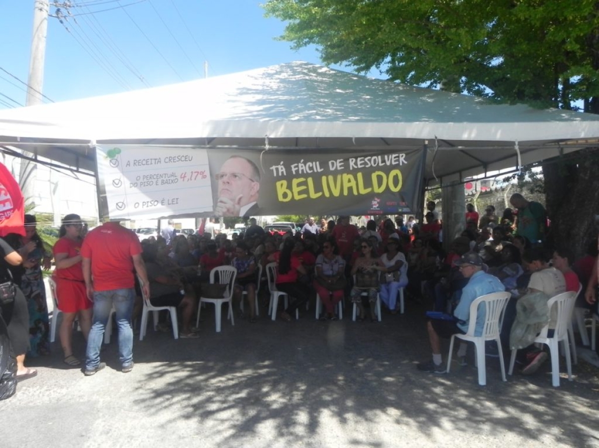 Ato ocorreu em frente a SEED (Foto: Portal Infonet)