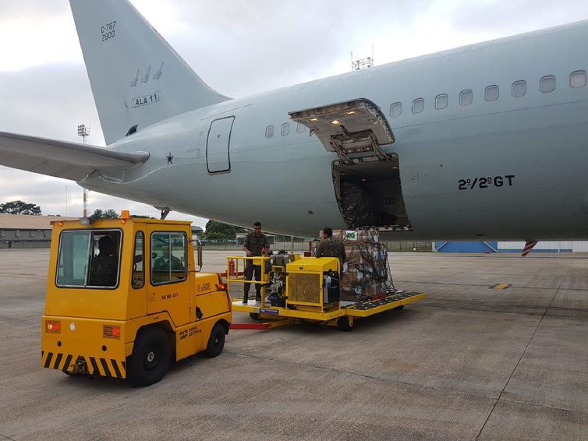 Avião da FAB saiu de Brasília com quase 23 toneladas de leite em pó e 500 kits de primeiros socorros com destino a Boa Vista, Roraima, para a ajuda humanitária colocada à disposição dos venezuelanos (Foto: Divulgação/ TV NBR)