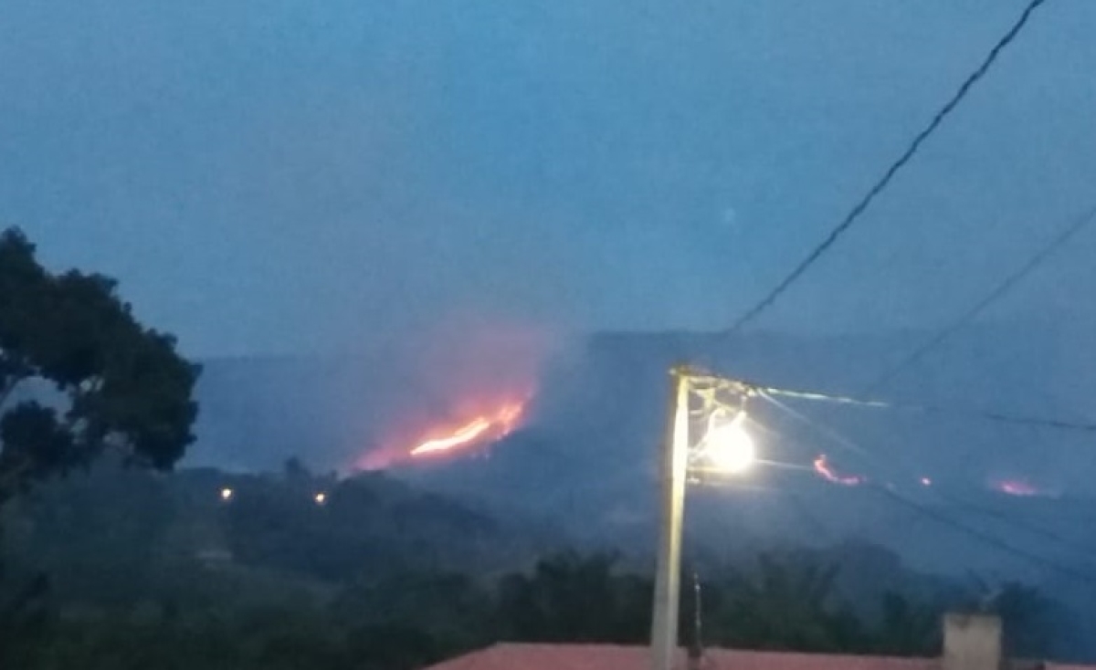 Fogo se alastra na Serra de Itabaiana (Foto: WahtsApp/ Grupo Sergipe Notícias)
