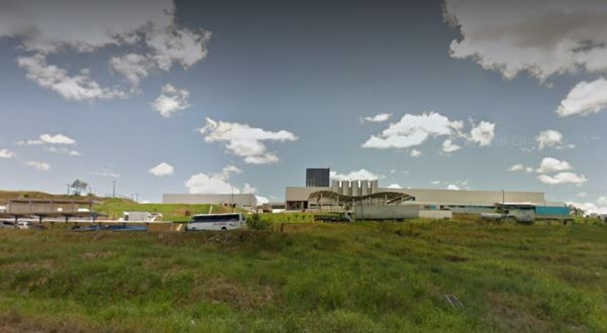 Fábrica continua paralisada e funcionários em casa (Foto: Google Earth)