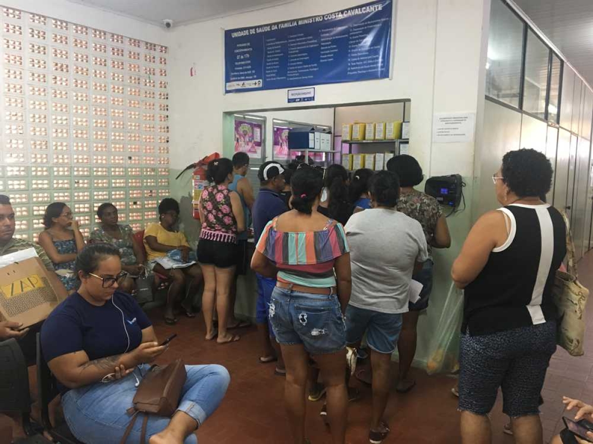 Fila na Unidade de Saúde da Família Monoel de Souza Pereira (Foto: Portal Infonet)