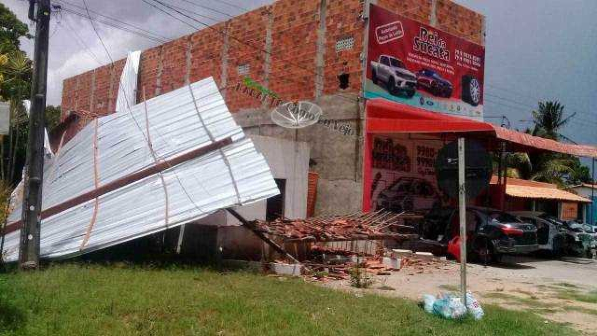 Ventos fortes arrancam teto de loja que cai sobre residência em Lagarto  (Foto: Lagarto Como Eu Vejo)