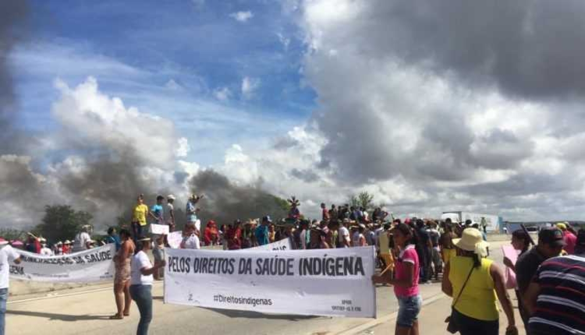 Índios exibem cartazes que mostram a insatisfação com a polícia de saúde àqueles povos (Foto: WhatsApp/ Grupo JP&Ana)