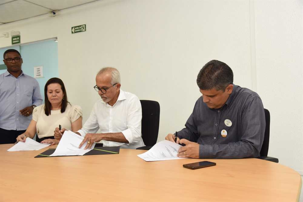 Prefeito de Aracaju e Instituto GBarbosa assinam termo para criação de novo polo da Academia da Cidade (Foto: Ana Lícia Menezes/ PMA)