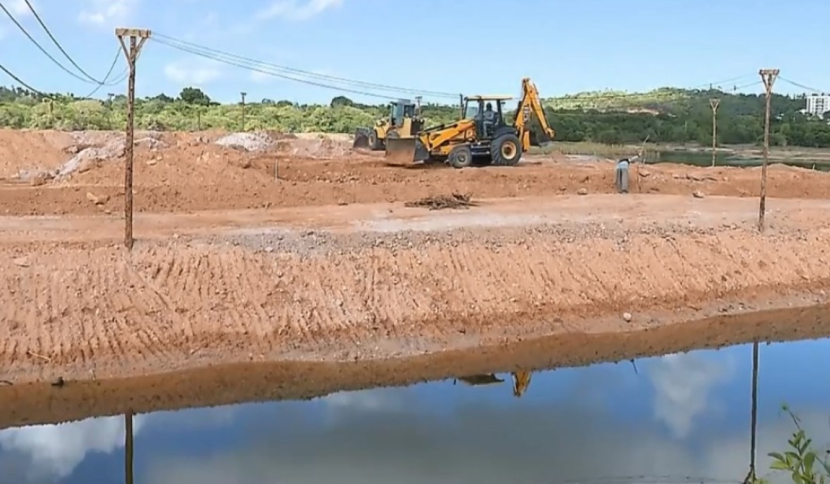 Moradores voltam a protestar contra aterramento de lagoa (Foto: Reprodução/ TV Atalaia)