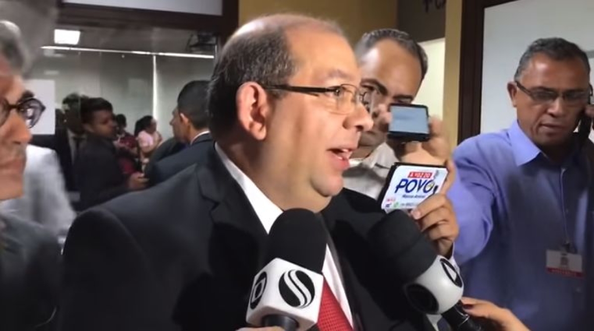 Após decisão favorável ao retorno de Valmir de Francisquinho à prefeitura de Itabaiana, advogado Evânio Moura fala à imprensa (Imagem: Reprodução/ TV Itnet/ YouTube)