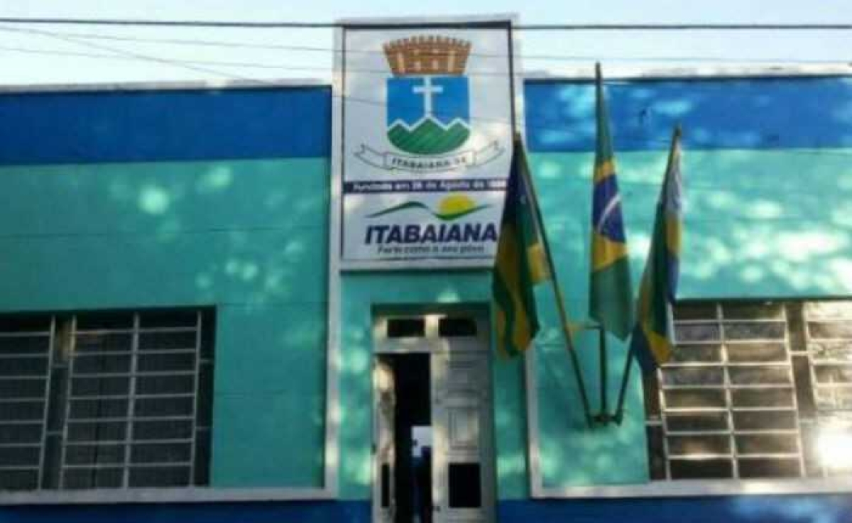 Oficial de Justiça já está com notificações e aguarda Carminha Mendonça na Prefeitura de Itabaiana (Foto: Via Portal Itnet)