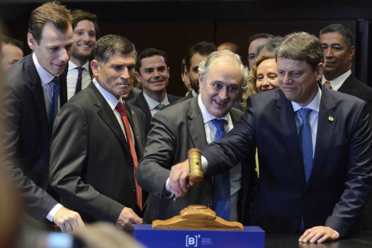 Leilão de aeroportos mostra que país "voltou ao jogo", diz ministro; os lances pelos três blocos somaram R$ 2,377 bilhões (Foto: Rovena Rosa/ Agência Brasil)