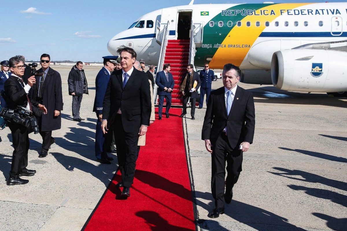 Jair Bolsonaro chega aos Estados Unidos em busca de parcerias (Foto: Twitter/ @planalto)