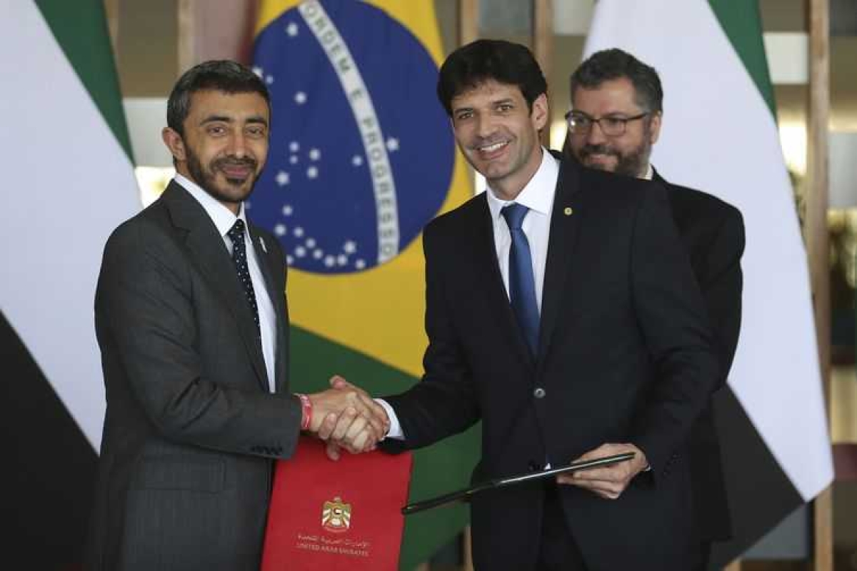 Ministro do Turismo, Marcelo Álvaro Antonio, cumprimenta o chanceler dos Emirados Árabes, no Itamaraty, xeique Abdullah bin Zayed Al Nahyan. Ao fundo, o chanceler brasileiro, Ernesto Araújo (Foto: José Cruz/ Agência Brasil)