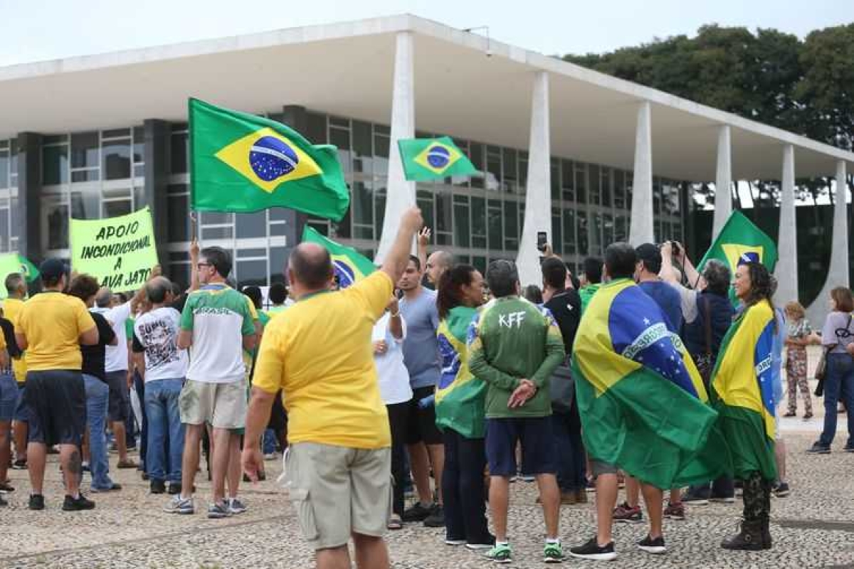 Apoiadores da Lava Jato protestam contra decisão do STF (Foto: Antonio Cruz/ Agência Brasil)