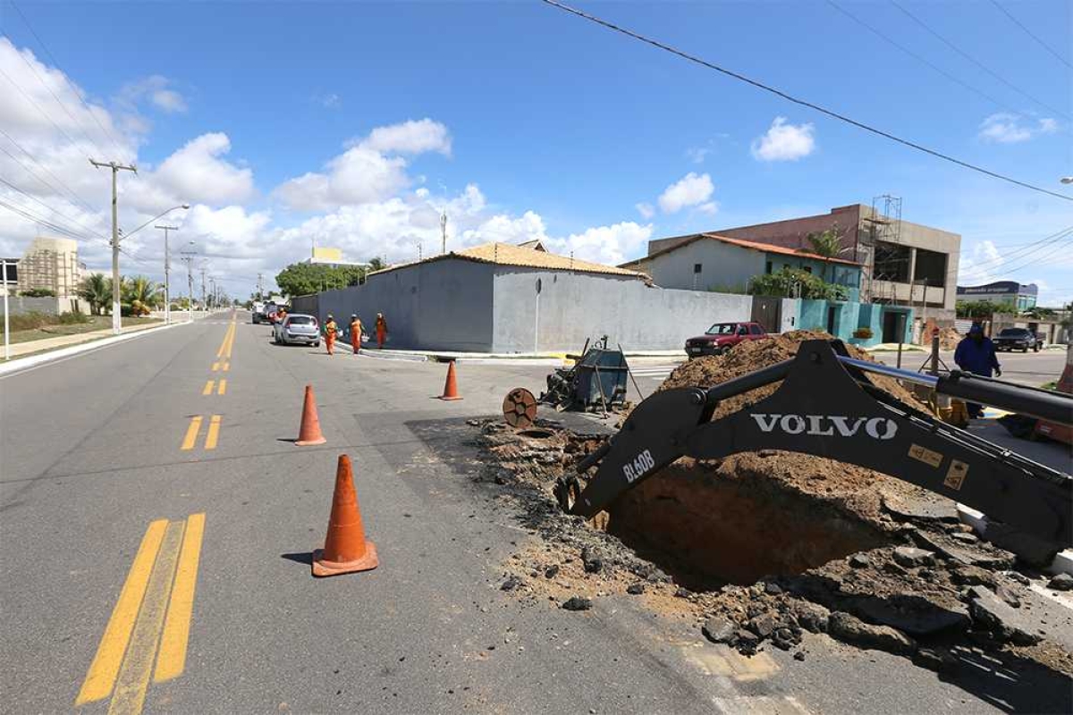 Prefeitura de Aracaju entra na Justiça contra Deso por abrir buraco em avenida recém-recapeada (Foto: Sergio Silva/ PMA)