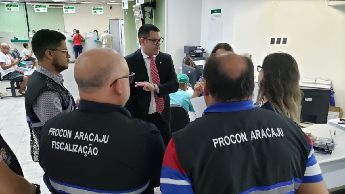 Defensoria Pública e Procon Aracaju verificam se as agências do Banese estão cumprindo a lei dos 15 minutos e outros itens da decisão do STJ (Foto: DPE/SE)
