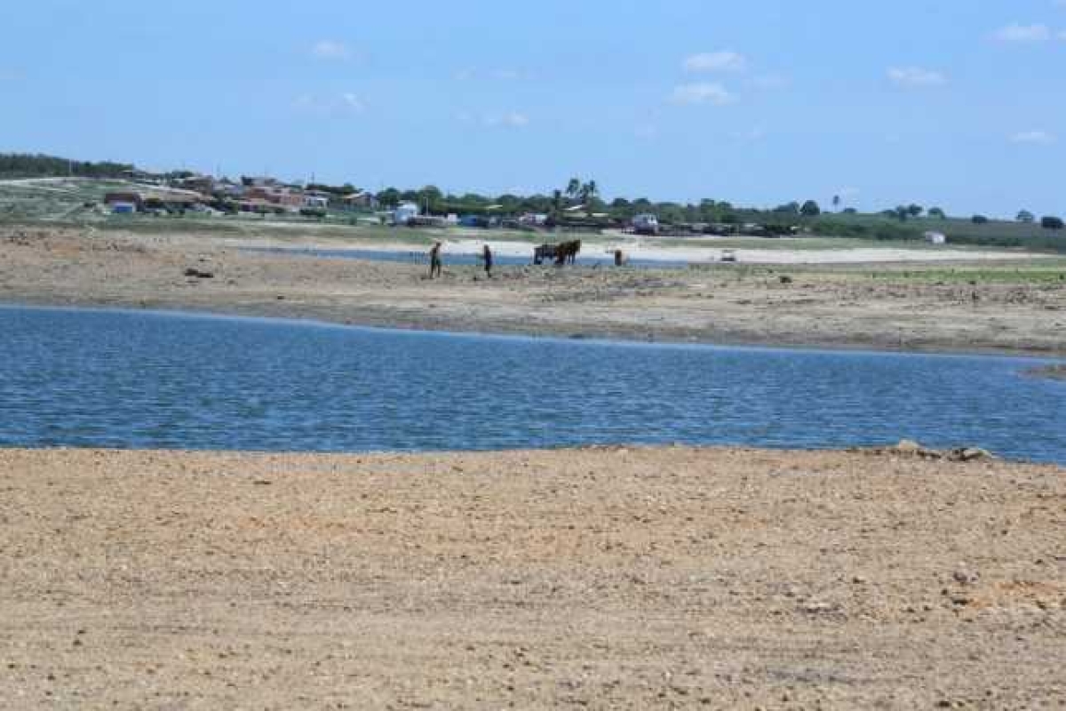 Baixo volume de água na barragem da Cajaíba deixa moradores e comerciantes preocupados. Confira o vídeo (Foto: Jackson/ Portal Itnet)