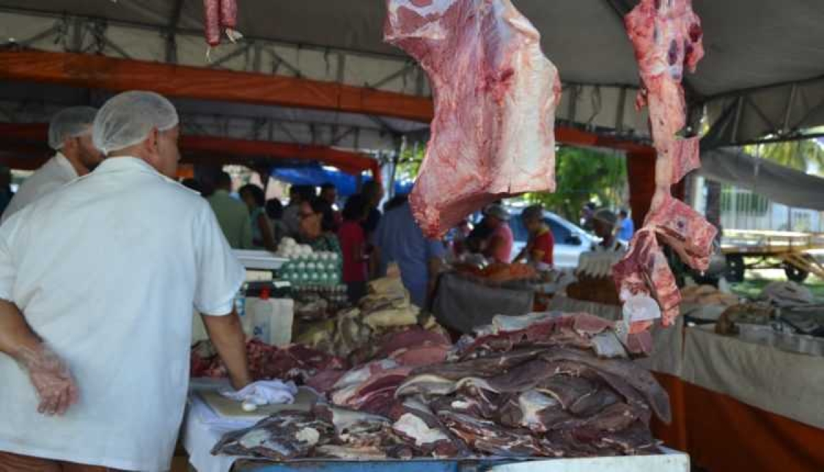 Comerciantes são obrigados a encontrar alternativas para refrigeração de carnes (Foto: Portal Infonet)