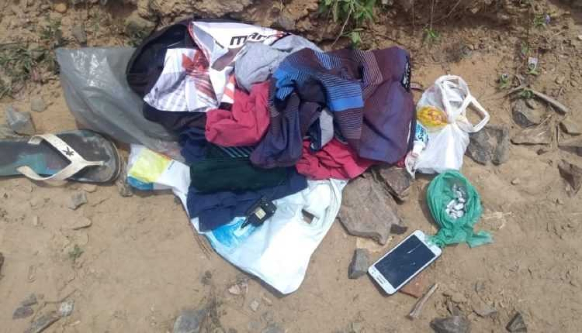 Objetos encontrados ao lado do corpo da vítima (Foto: Reprodução/ WhatsApp/ Via Portal Infonet)