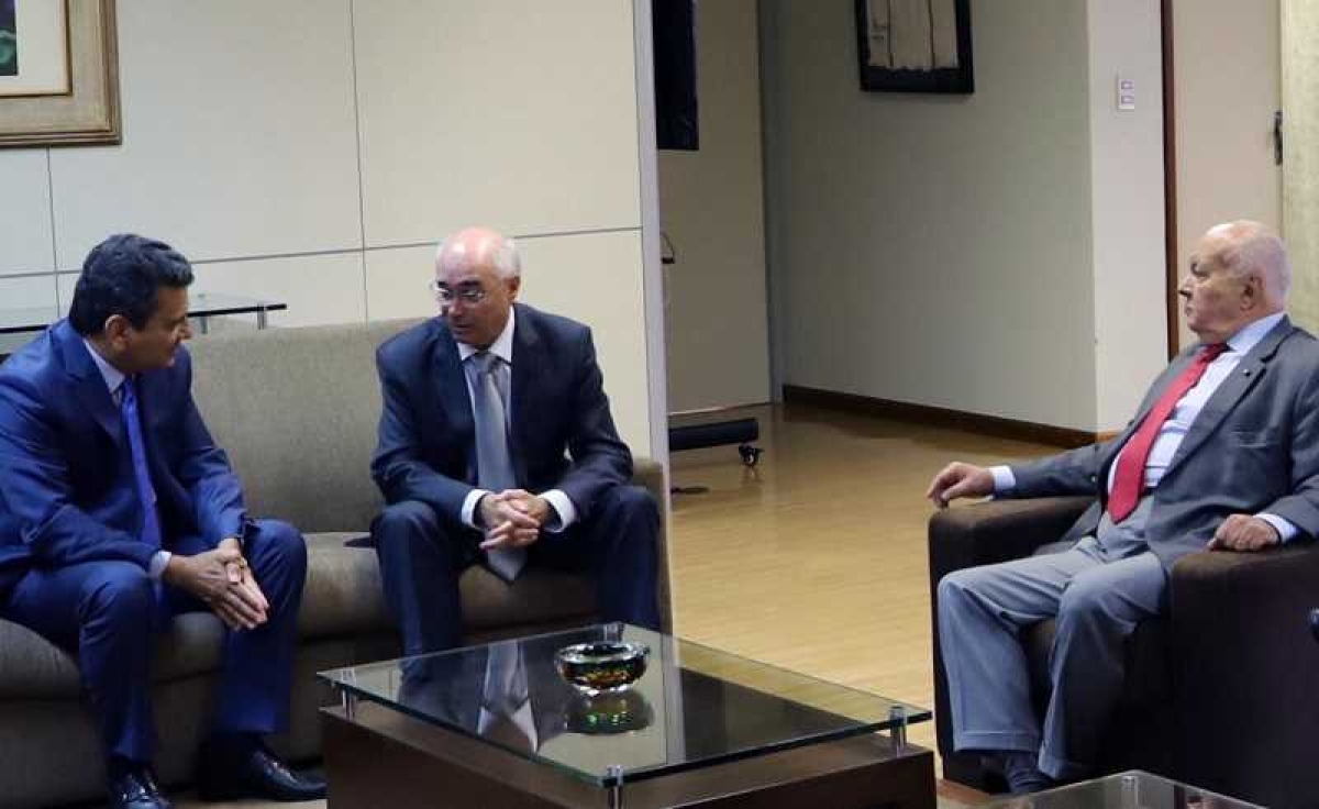 Conselheiros Ulices Andrade e Carlos Pinna conhecem em Minas sistema que combate o acúmulo de cargos (Foto: TCE/MG)
