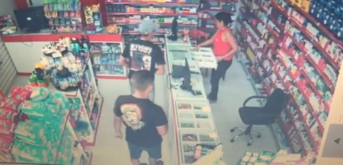 Vídeo exibe momento em que homens assaltam farmácia (Imagem: Reprodução de vídeo/ Portal Infonet)