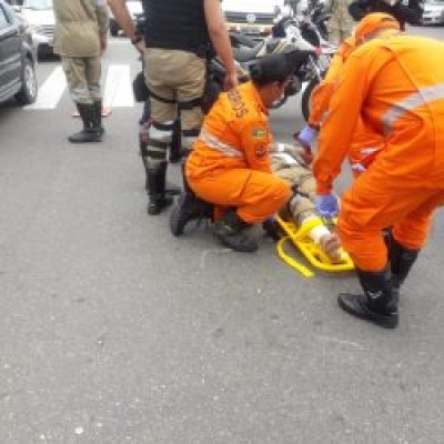 Veículo invade preferencial e atropela agente de trânsito em Aracaju (Foto: Via FaxAju)