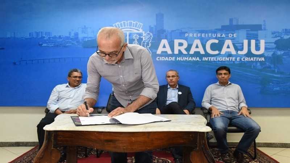 Prefeito de Aracaju envia à Câmara PLs que aumenta isenções do IPTU e perdoa dívidas de contribuintes (Foto: Ana Lícia Menezes/ PMA)