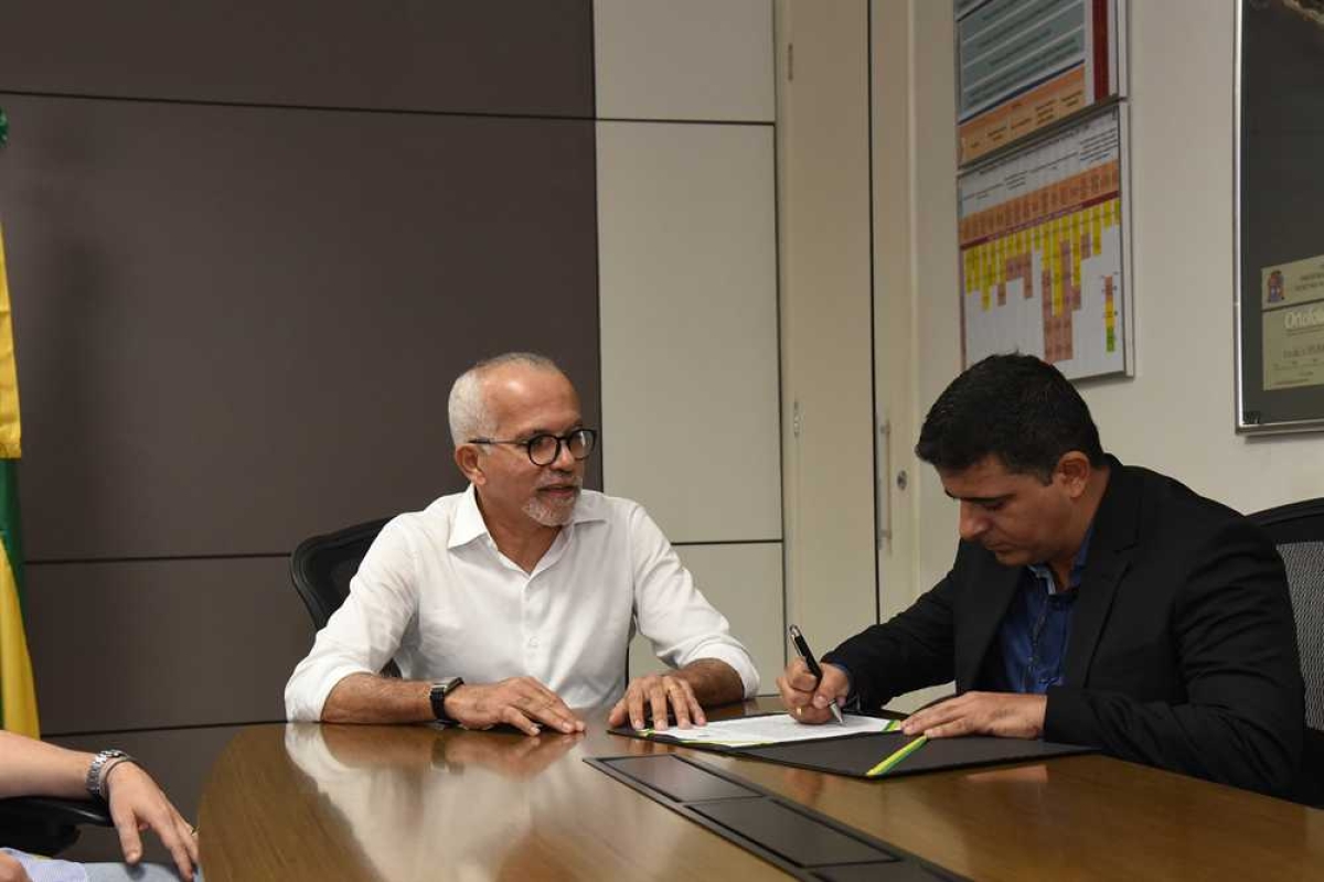 Prefeito de Aracaju empossa Marlysson Magalhães como secretário da Indústria, Comércio e Turismo (Foto: Ana Lícia Menezes/ PMA)