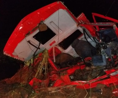 Bombeiros precisaram de cerca de duas horas para retirar a vítima das ferragens (Foto: Divulgação)