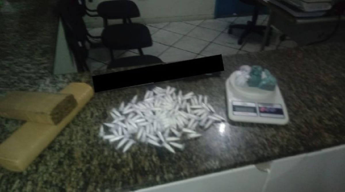 Polícia prende suspeito e apreende mais de 100 cápsulas de cocaína e maconha (Foto: SSP/SE)