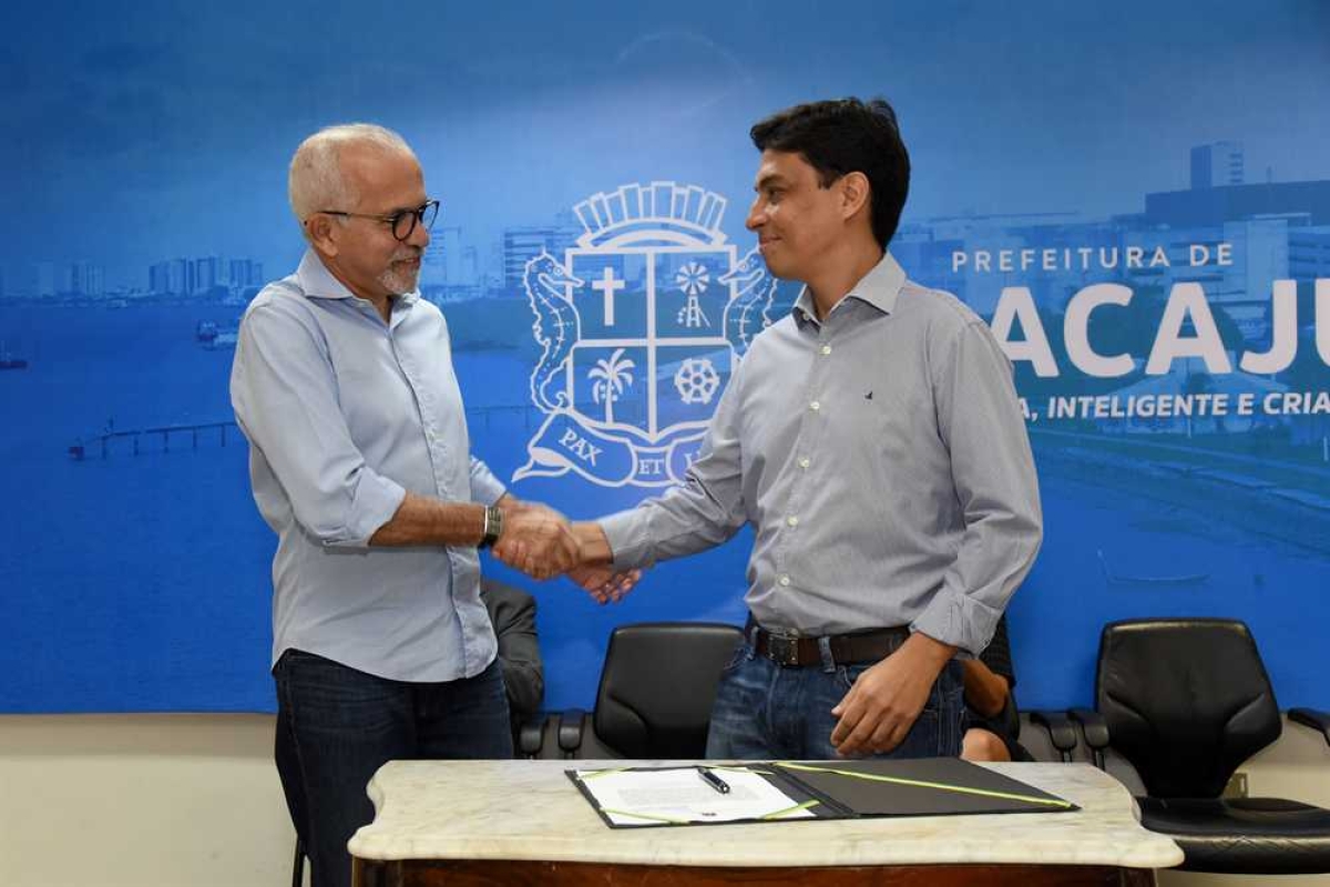 Prefeito efetiva Renato Telles na Superintendência de Transporte e Trânsito de Aracaju (Foto: Ana Lícia Menezes/ PMA)