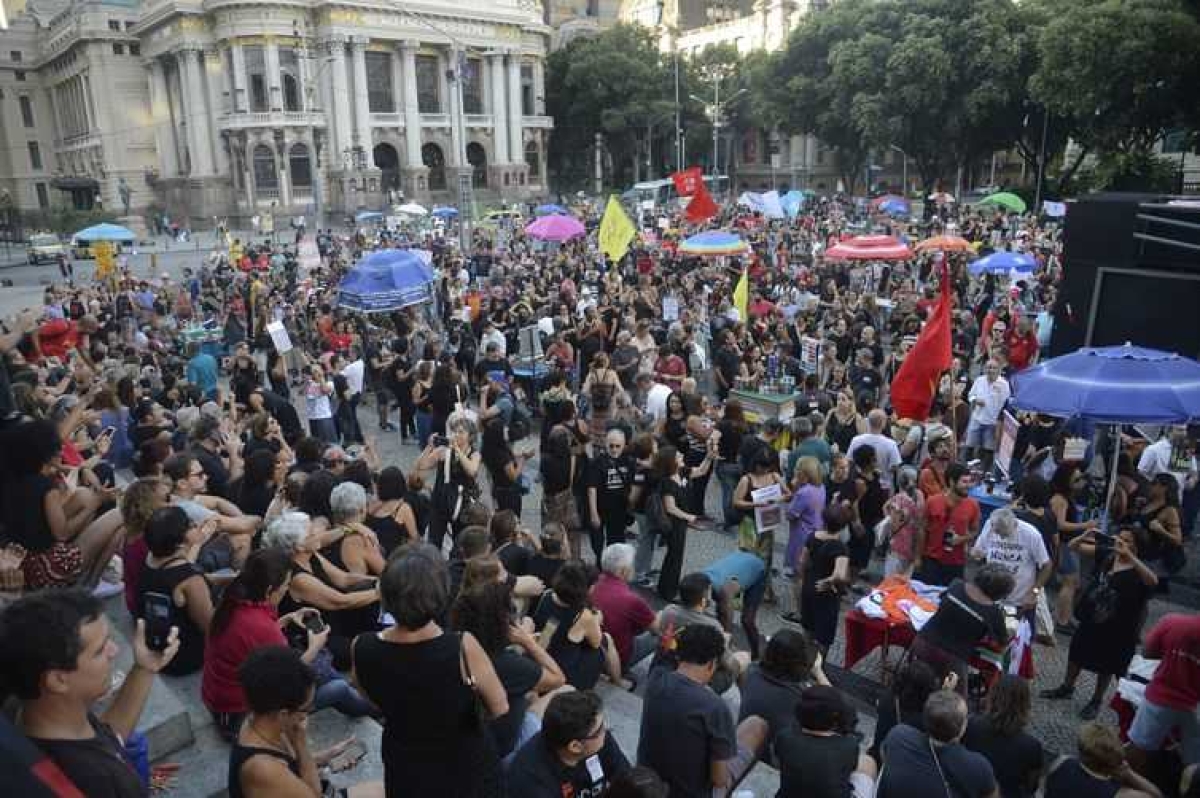 Manifestantes fazem ato contra o regime militar de 1964, na Cinelândia, no centro do Rio de Janeiro (Foto: Tomaz Silva/ Agência Brasil)