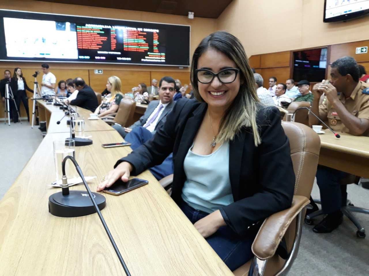 Kitty Lima protocola PL que visa uso de "fogos silenciosos" em festas públicas (Foto: Assessoria Kitty Lima)