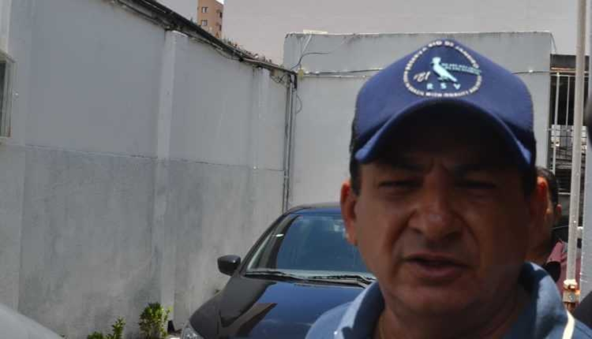 Momento em que Valmir saiu do Deotap para fazer exame de corpo delito (Foto: Portal Infonet)