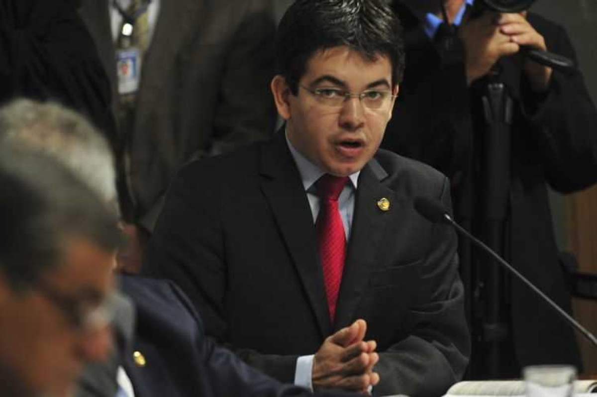 O senador Randolfe Rodrigues (Rede-AP) disse que espera terminar esta semana com a aprovação em definitivo da PEC do Orçamento Impositivo e já com data para sua promulgação (Foto: Antonio Cruz/ Arquivo Agência Brasil)
