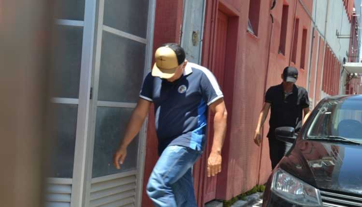 Momento em que Joel e Gildo chegando ao IML para exames antes de seguirem para a Delegacia da Polícia Civil (Foto: Portal Infonet)
